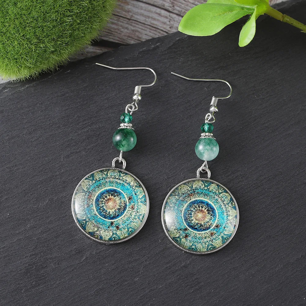 Bohemian oorbellen met mandala glasschijf en groene kralen