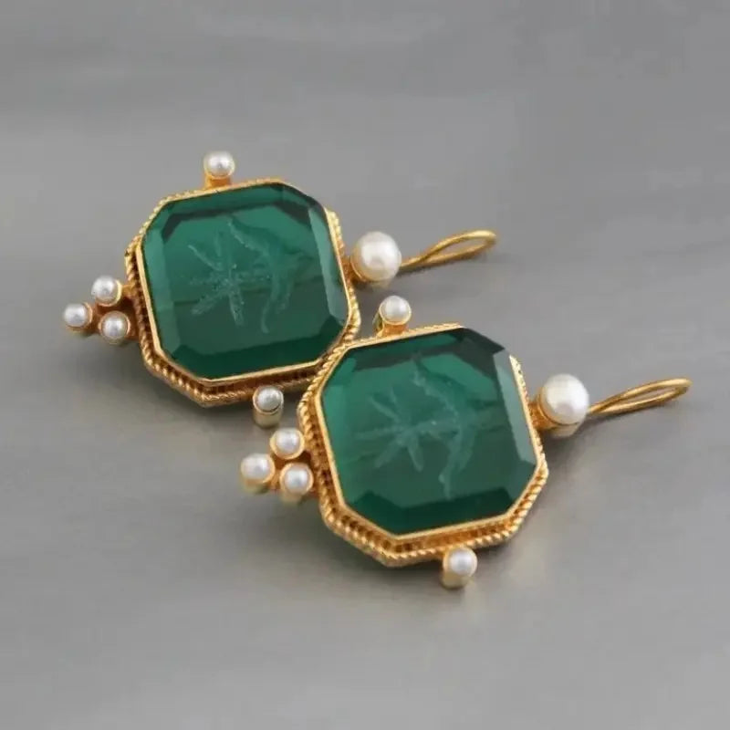 Gouden vintage oorbellen met groene gravuursteen en parels