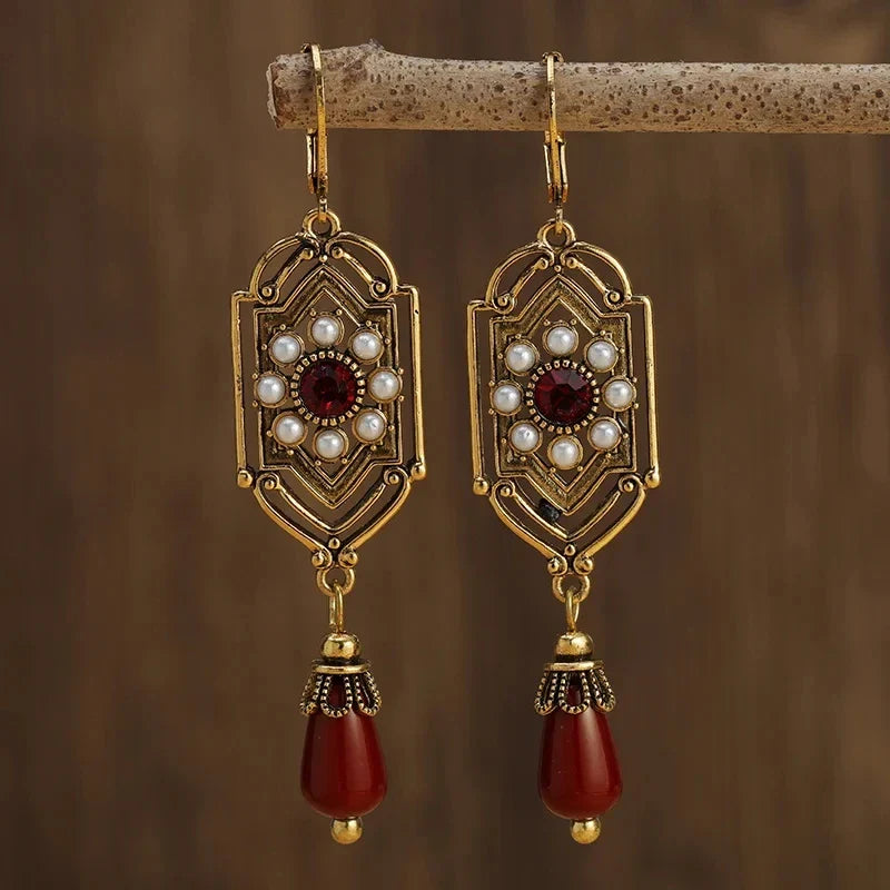 Gouden vintage oorbellen met parels en rode druppel