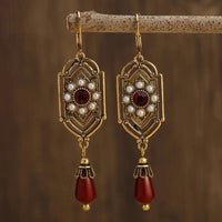 Gouden vintage oorbellen met parels en rode druppel