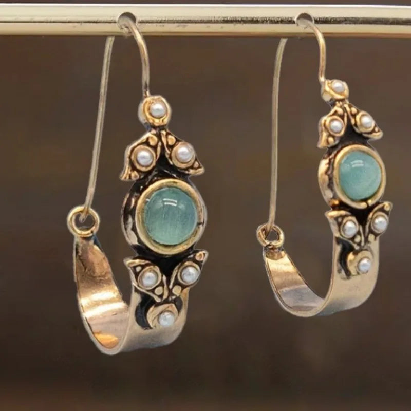 Vintage oorbellen met groene cabochon en parels