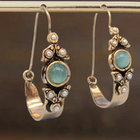 Vintage oorbellen met groene cabochon en parels