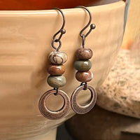 Vintage oorbellen met natuursteen kralen en ring