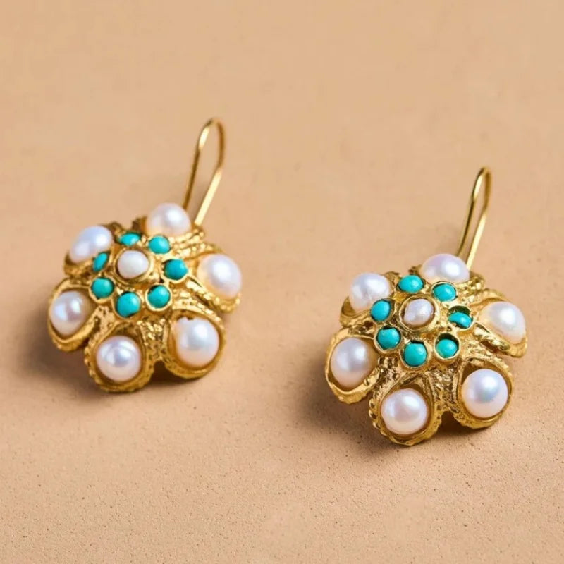 Gouden vintage oorbellen met parel- en turkooiscluster