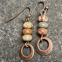 Vintage oorbellen met natuursteen kralen en ring