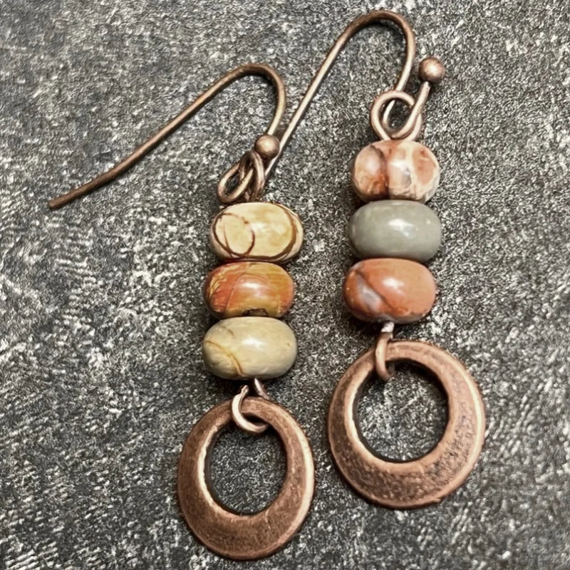 Bohemian oorbellen met natuurstenen kralen en koperen ring