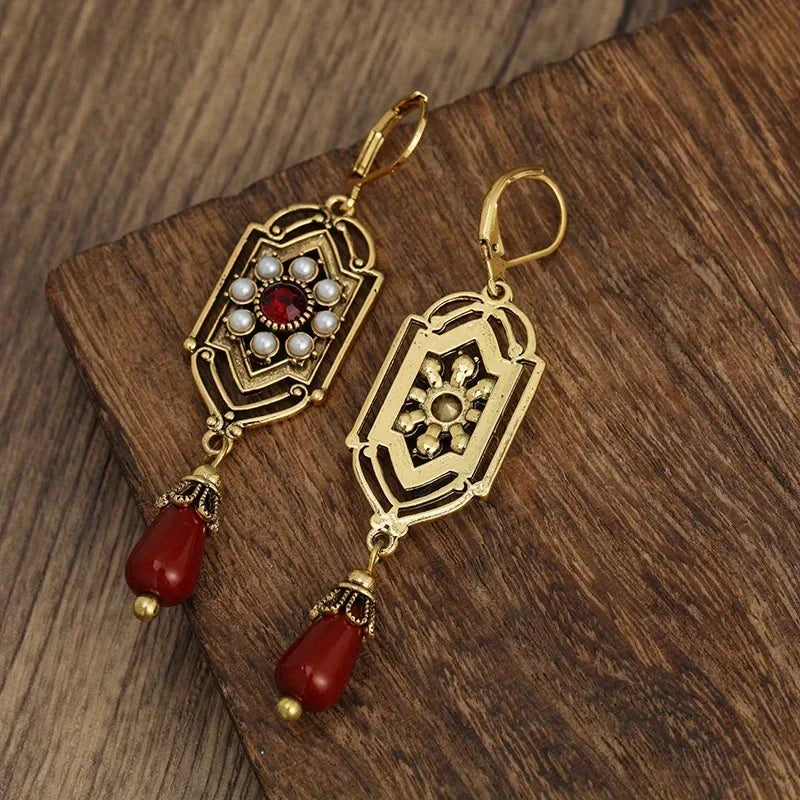 Gouden vintage oorbellen met parels en rode druppel