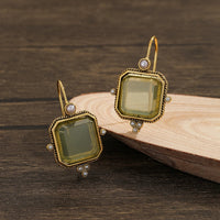 Gouden vintage oorbellen met groene gravuursteen en parels