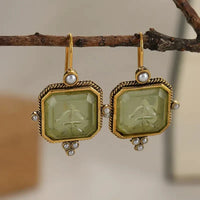 Gouden vintage oorbellen met groene gravuursteen en parels