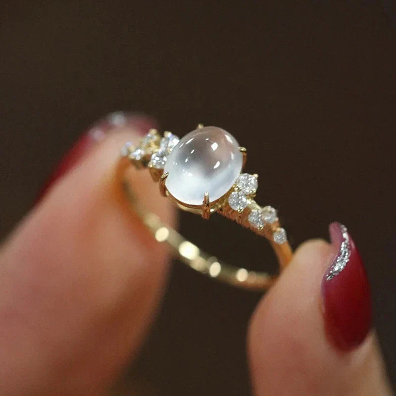 Gouden ring met ovale maansteen en diamanten