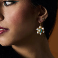 Gouden vintage oorbellen met parel- en turkooiscluster