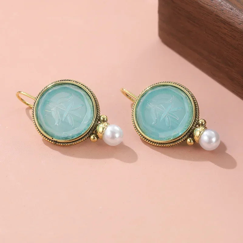 Gouden vintage oorbellen met turquoise intaglio en parel