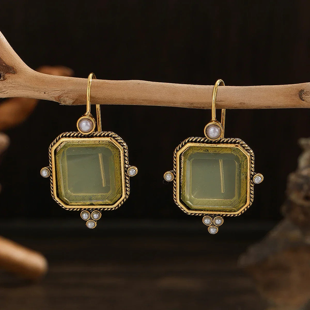 Gouden vintage oorbellen met groene gravuursteen en parels