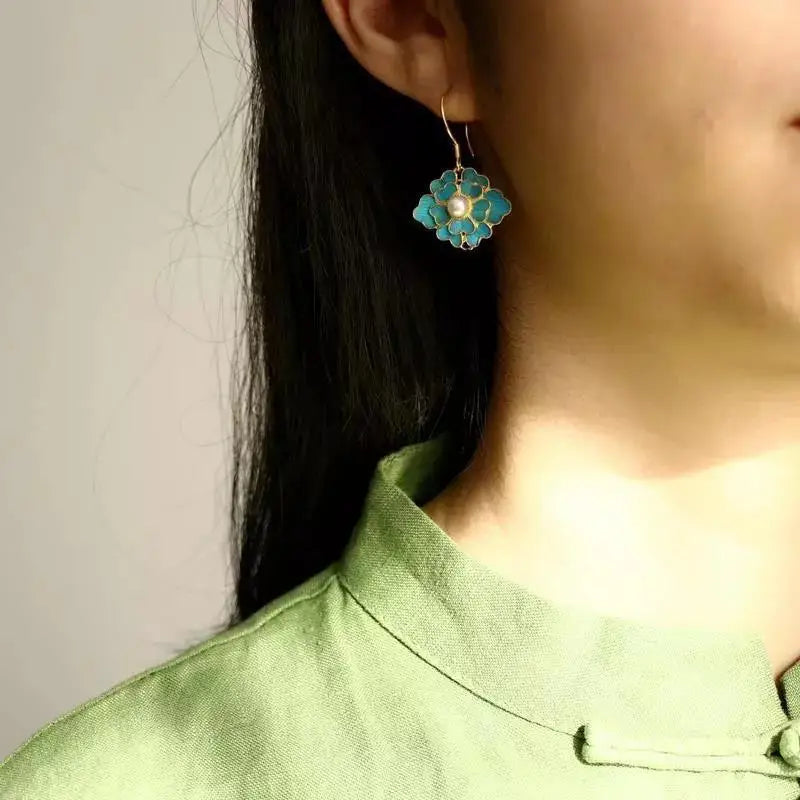 Gouden bloemoorbellen met blauw emaille en parel