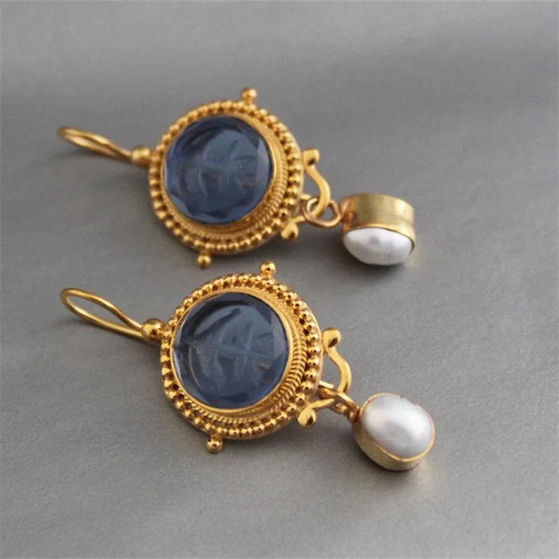 Gouden vintage oorbellen met blauwe intaglio en parel