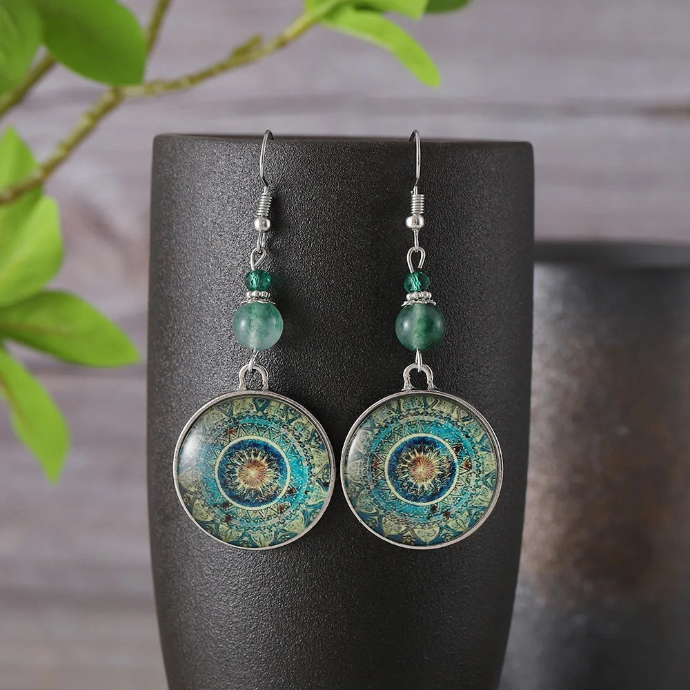 Bohemian oorbellen met mandala glasschijf en groene kralen