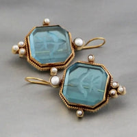 Gouden vintage oorbellen met groene gravuursteen en parels