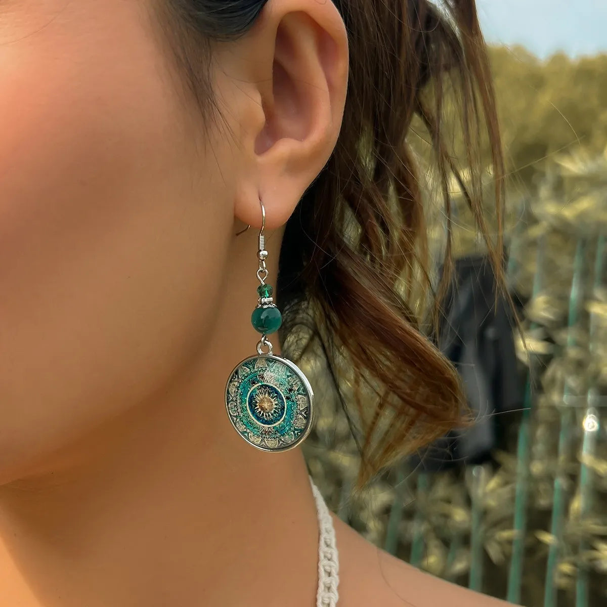 Bohemian oorbellen met mandala glasschijf en groene kralen