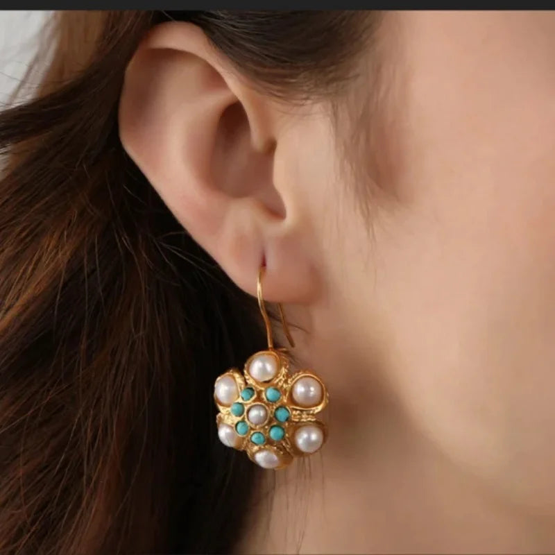 Gouden vintage oorbellen met parel- en turkooiscluster