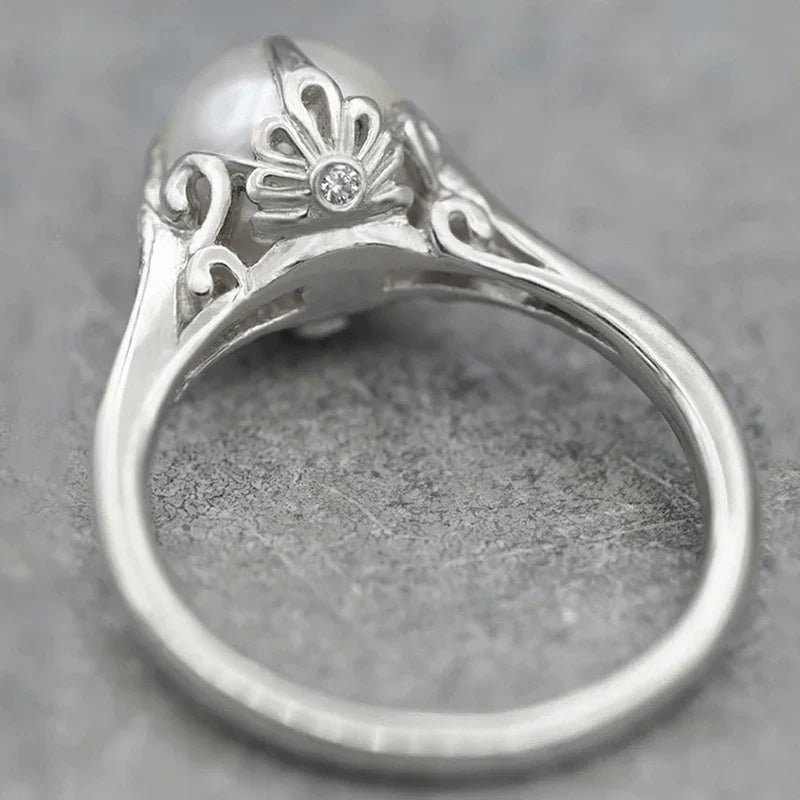 Gouden ring met grijze parel en kristallen