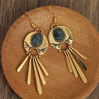 Gouden boho oorbellen met groene steen en franjes