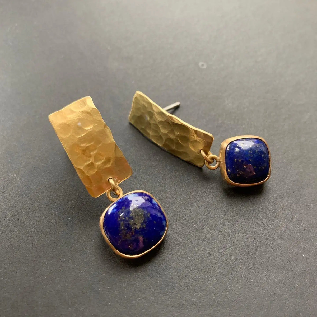 Gouden gehamerde oorbellen met lapis lazuli