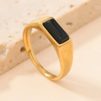 Gouden ringenset met kleurrijke edelstenen