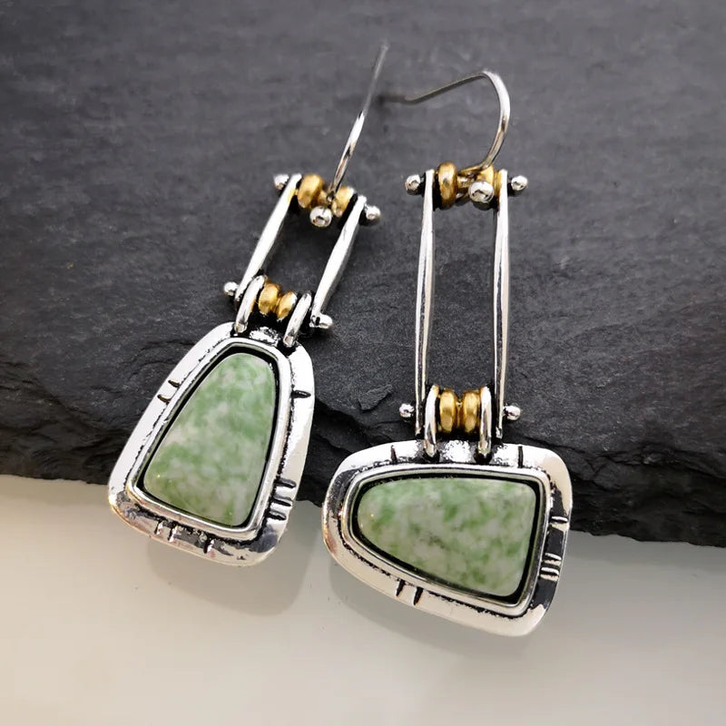 Zilveren vintage oorbellen met groene edelsteen