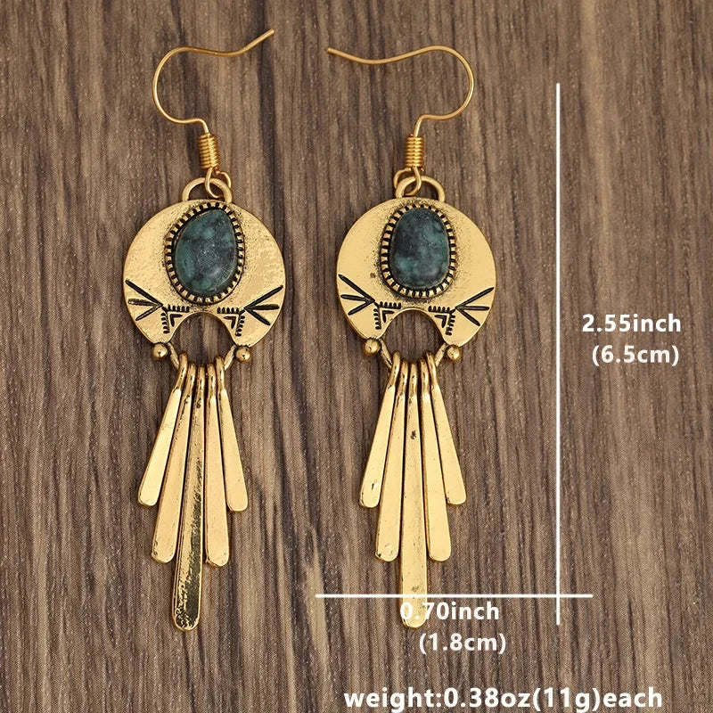 Gouden boho oorbellen met groene steen en franjes