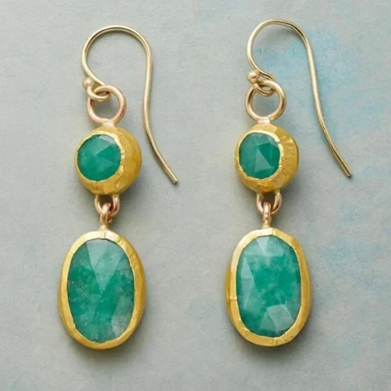 Gouden oorbellen met groene edelstenen