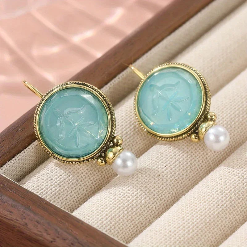 Gouden vintage oorbellen met turquoise intaglio en parel