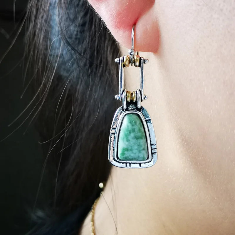 Zilveren vintage oorbellen met groene edelsteen