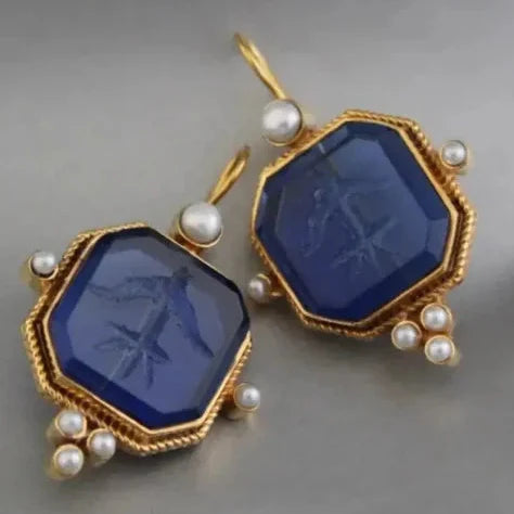 Gouden vintage oorbellen met groene gravuursteen en parels