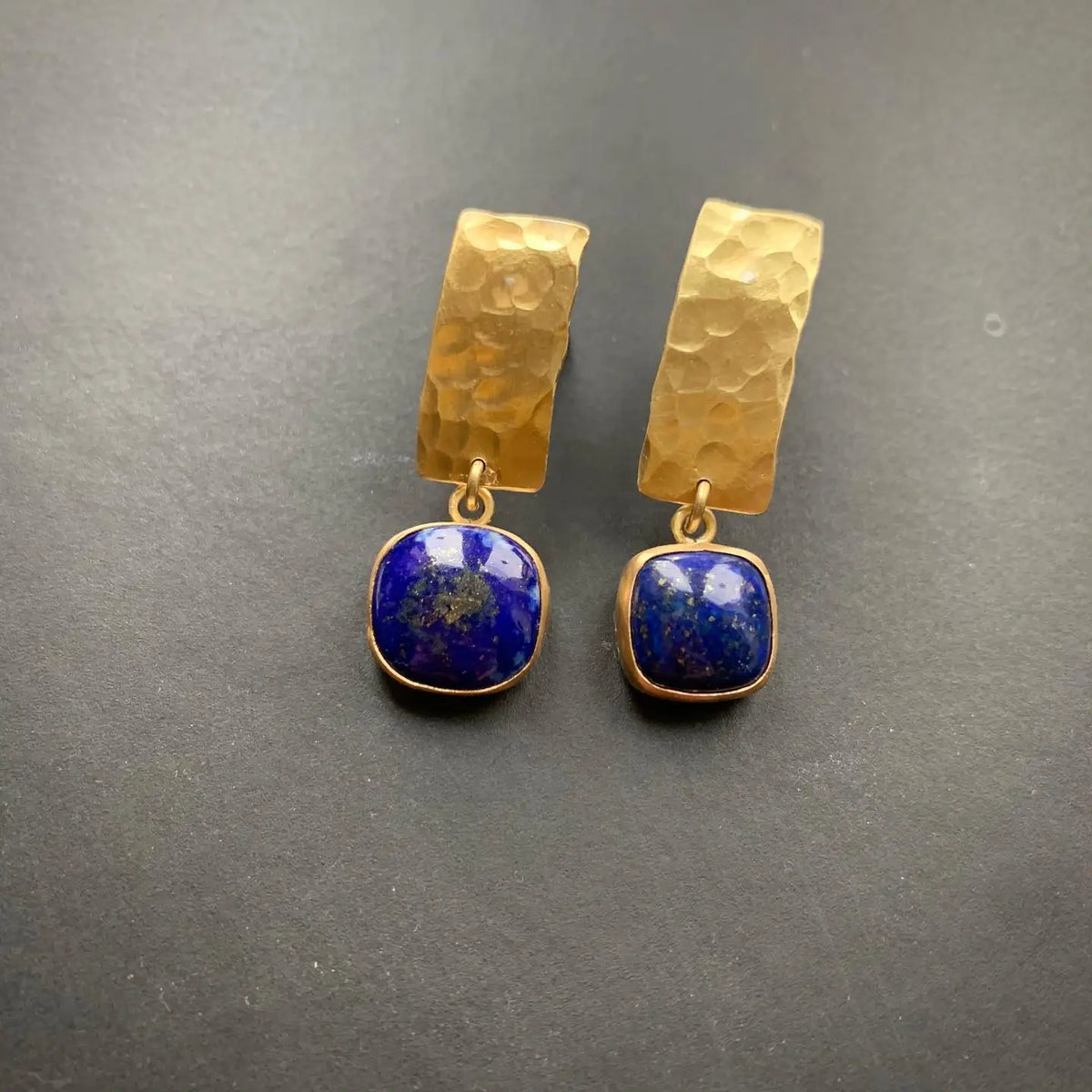 Gouden gehamerde oorbellen met lapis lazuli