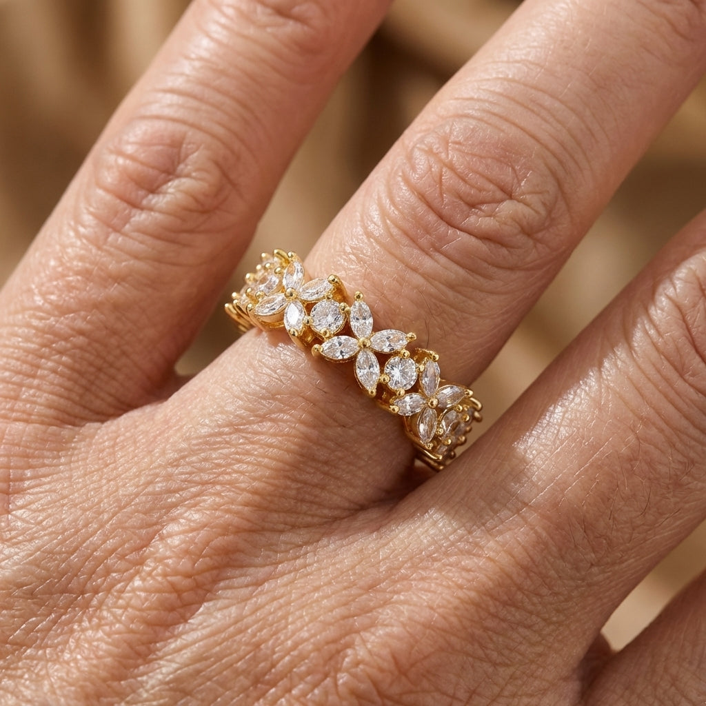 Gouden eternity ring met marquise zirkonia bloemen