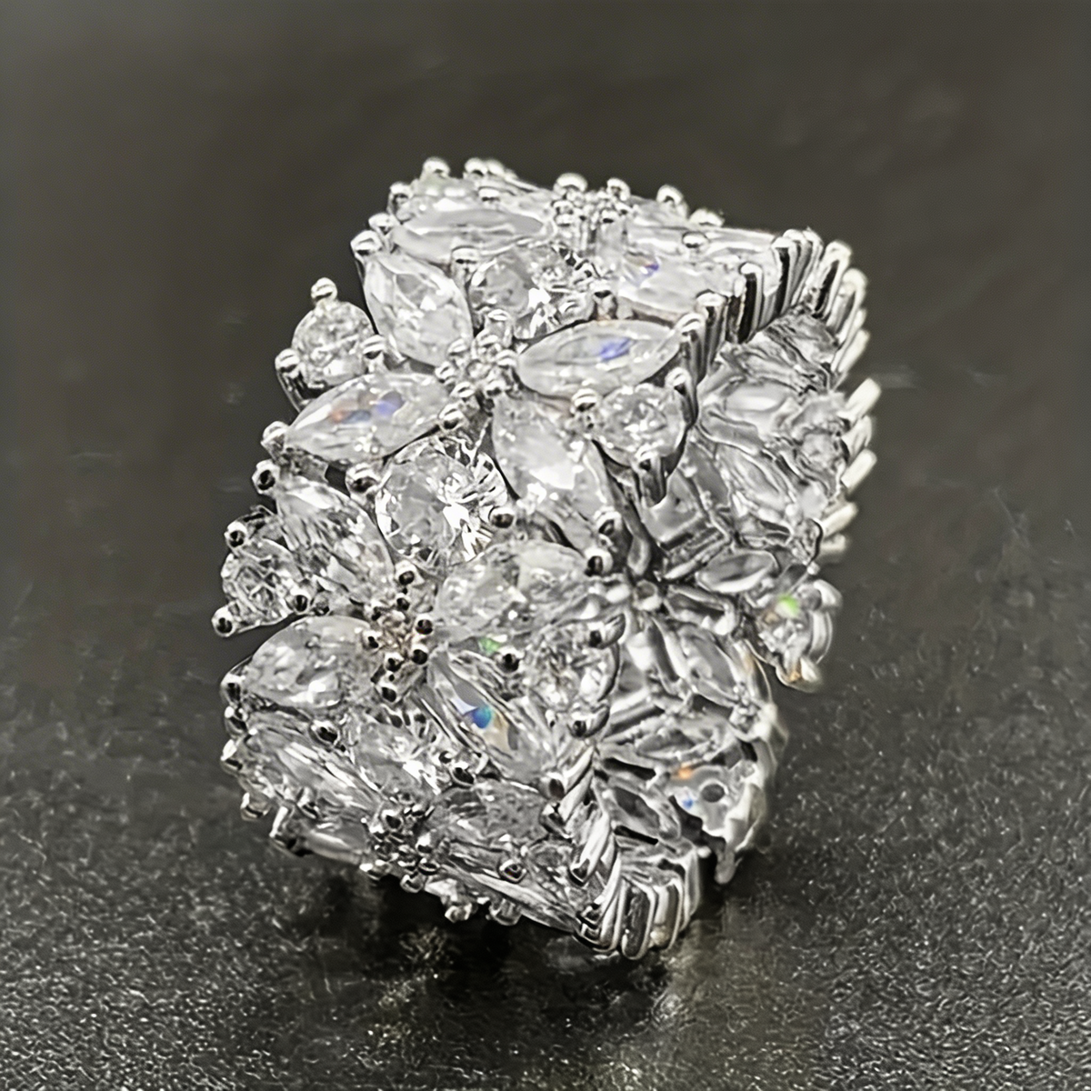 Zilveren brede ring met marquise zirkonia bloemtros