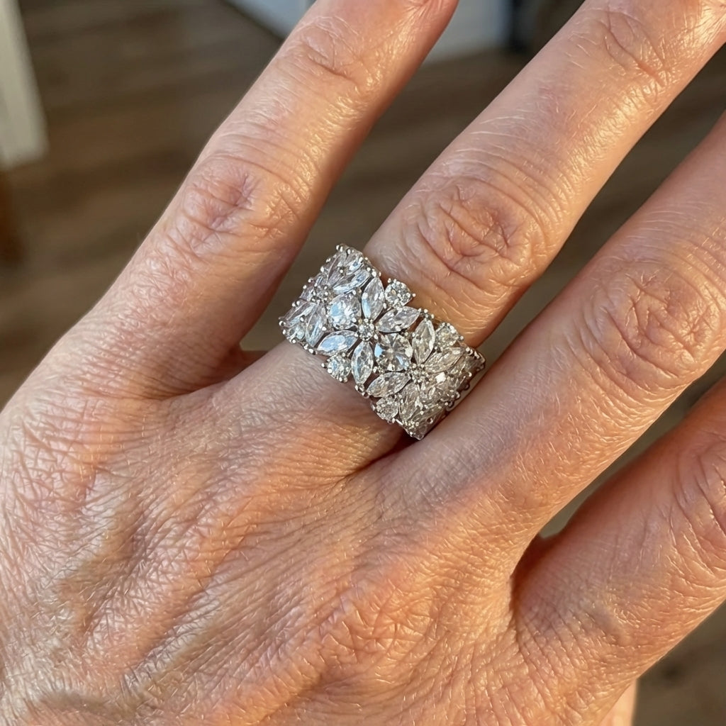 Zilveren brede ring met marquise zirkonia bloemtros