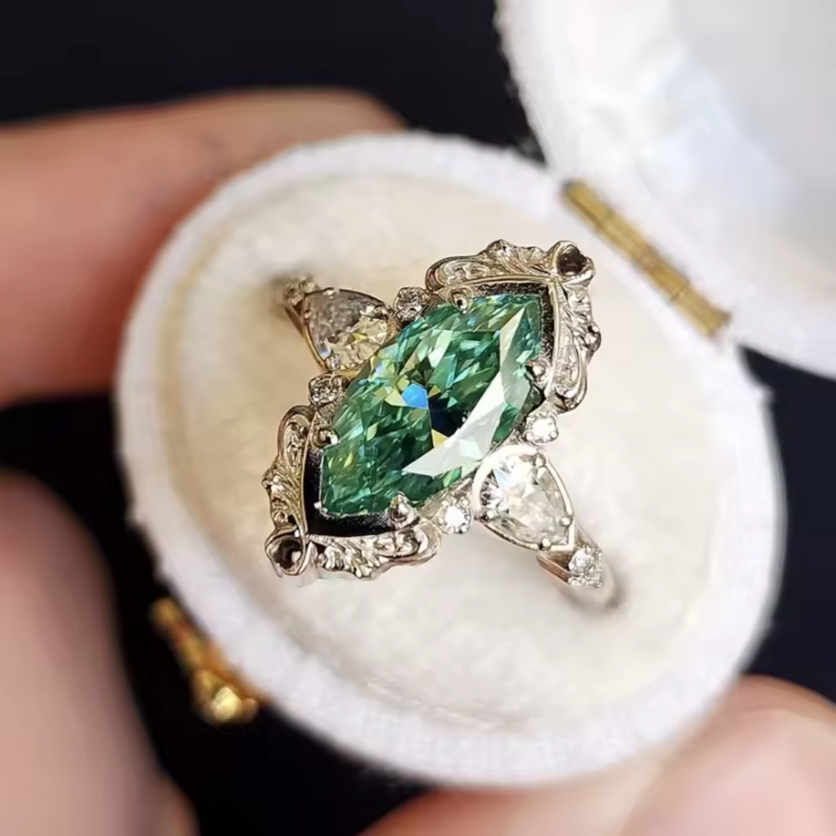 Zilveren vintage ring met groene marquise edelsteen