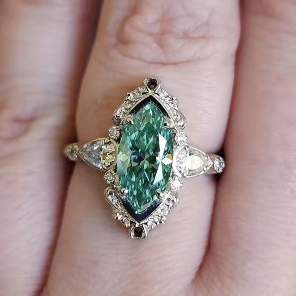 Zilveren vintage ring met groene marquise edelsteen