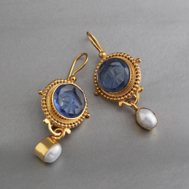 Gouden vintage oorbellen met blauw glas en parel