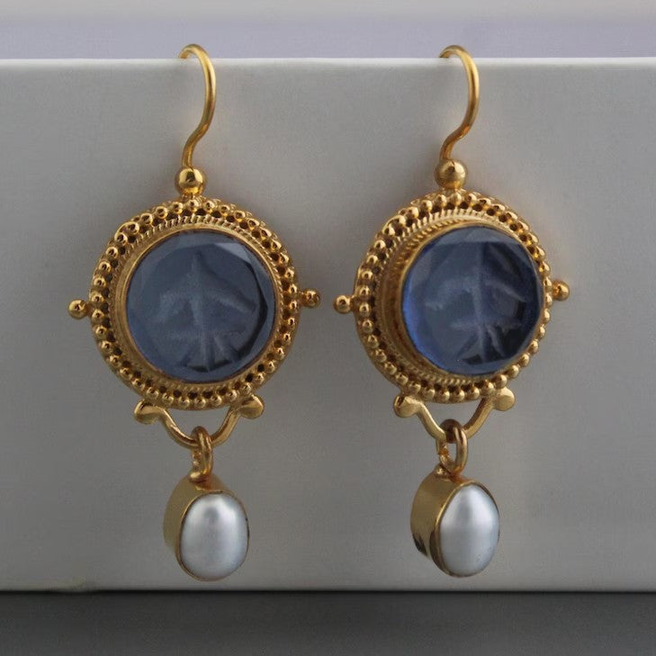 Gouden vintage oorbellen met blauw glas en parel