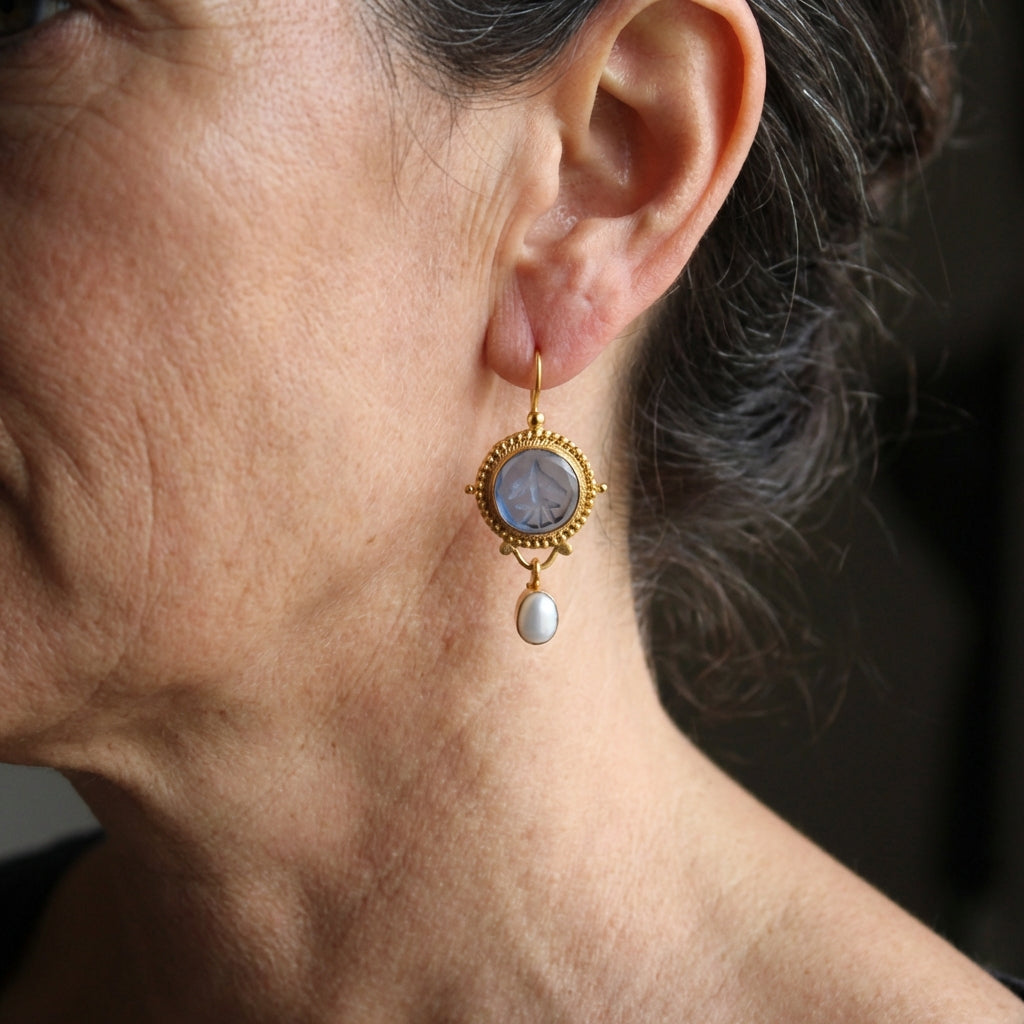 Gouden vintage oorbellen met blauw glas en parel