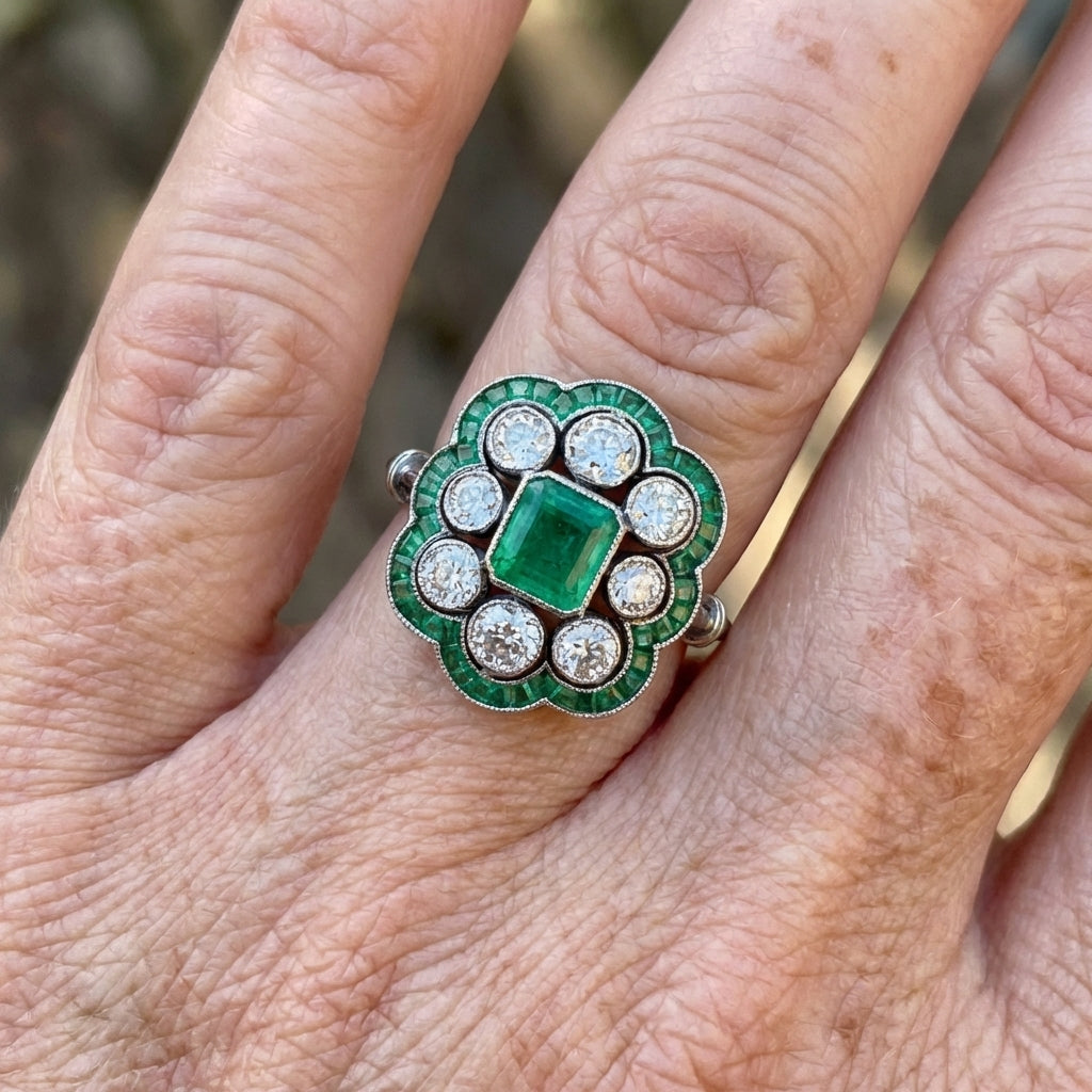 Vintage ring met smaragd en zirkonia bloemkrans