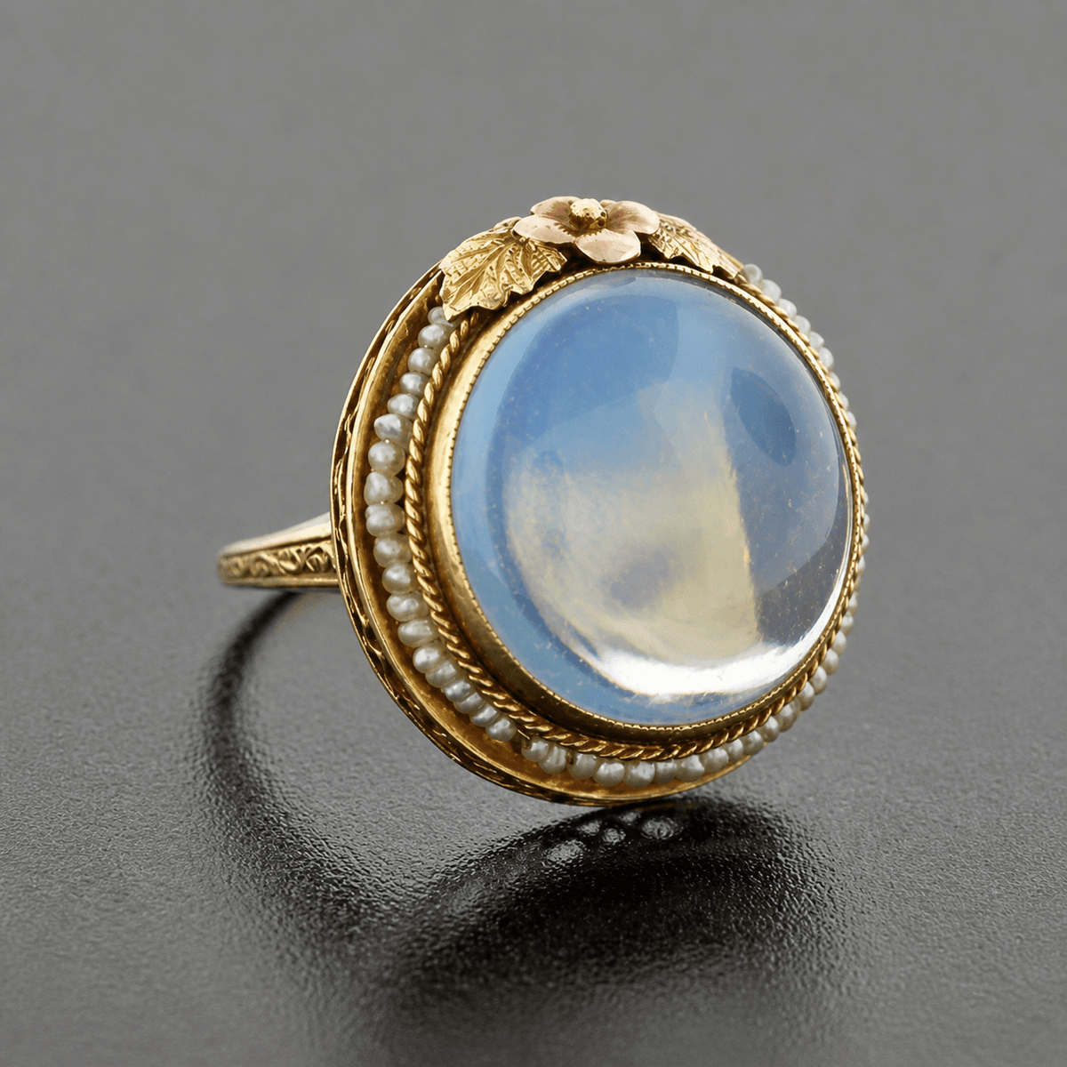 Gouden vintage ring met grote maansteen en bloemmotief