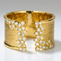 Gouden brede ring met heldere zirkonia