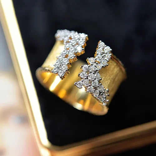 Gouden brede ring met heldere zirkonia