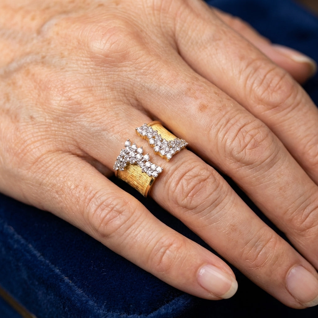 Gouden brede ring met heldere zirkonia