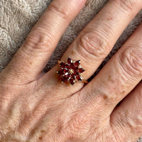 Roségouden lotusring met robijnrode zirkonia