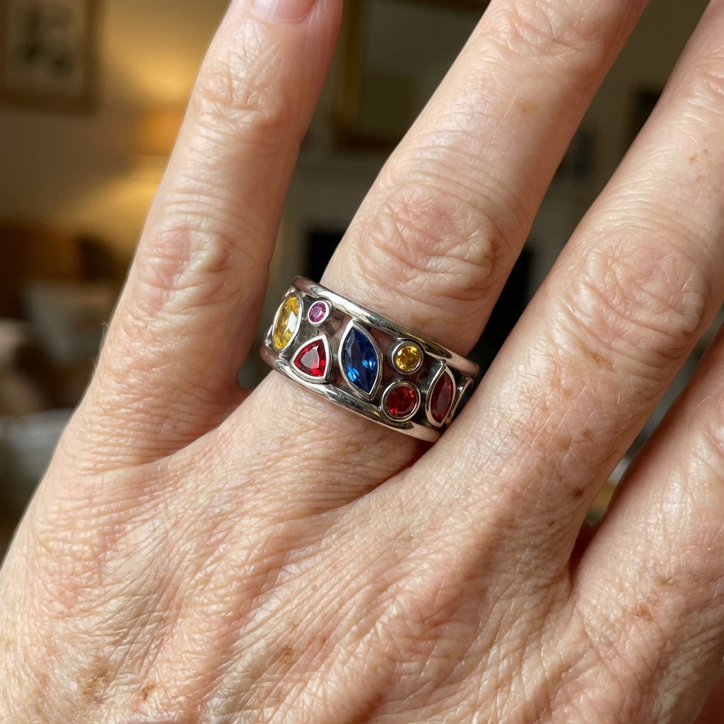 Zilveren ring met kleurrijke edelstenen