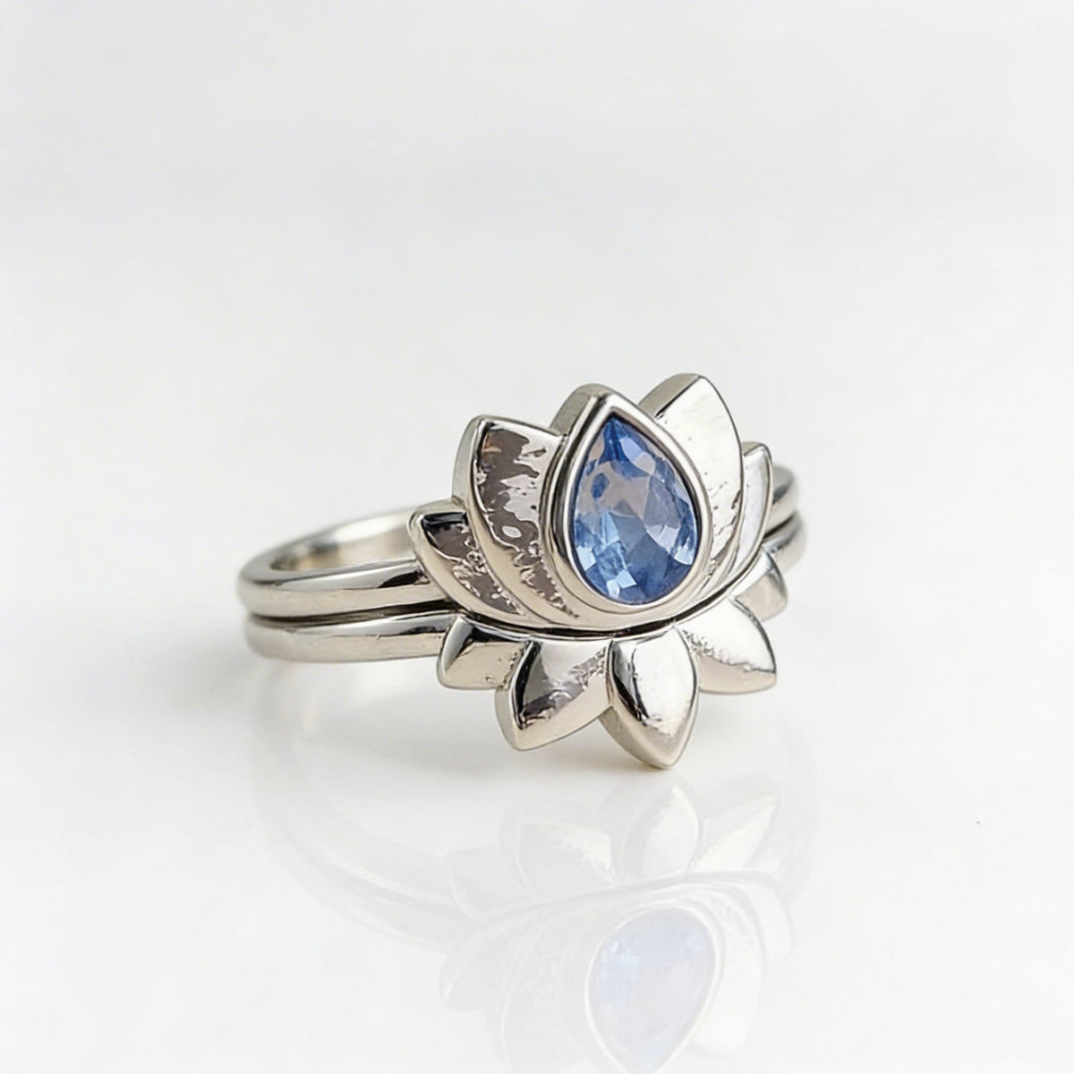 Zilveren lotusring met druppelvormige blauwe steen